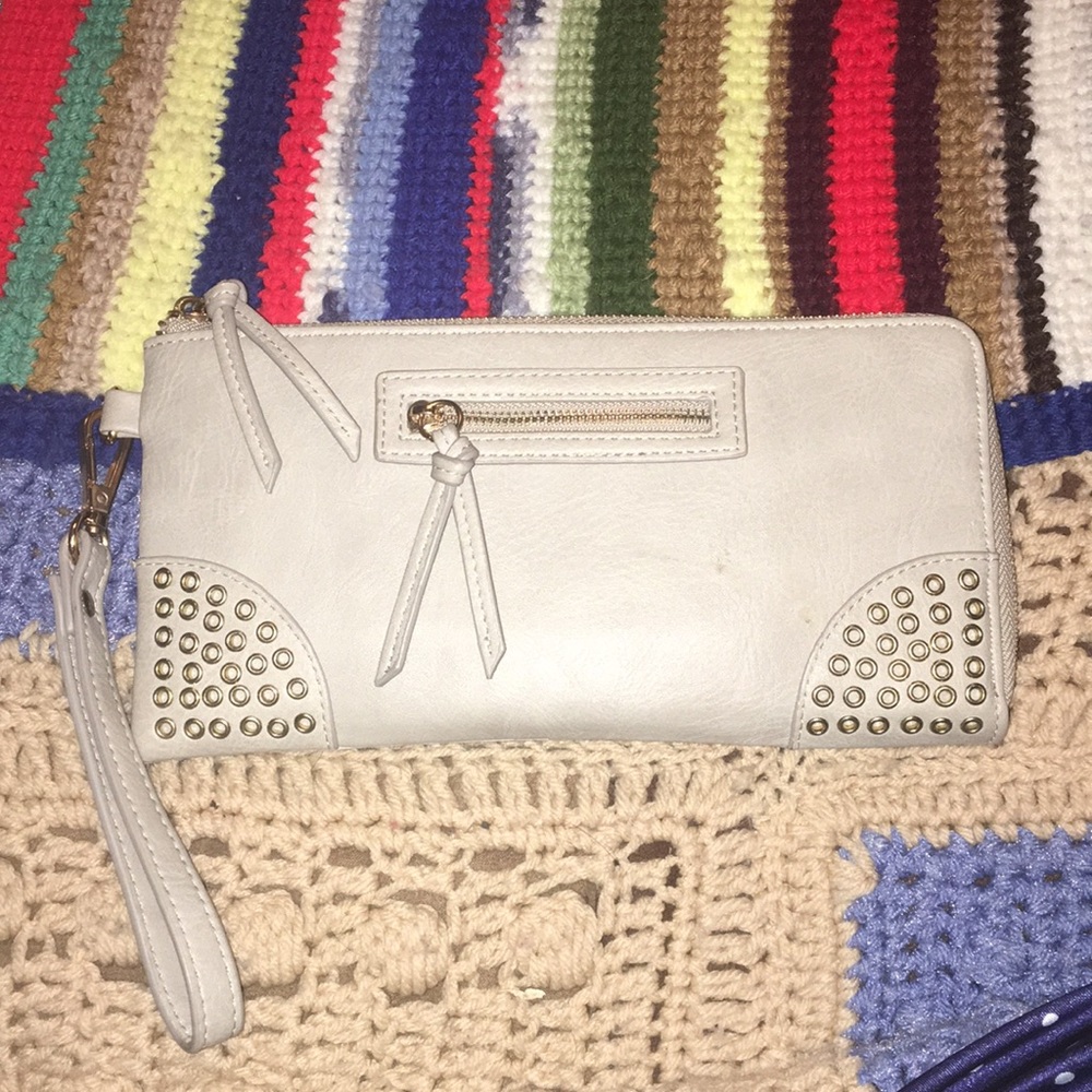 Grey Wristlet 💕